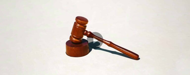 marteau de juge à un procès de prud'hommes