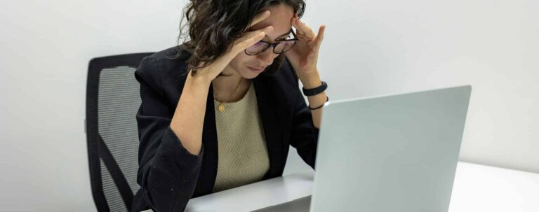 une salariée soucieuse car elle est harcelée au travail
