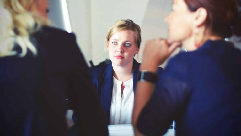 trois femmes dans un entretien de négociation de rupture conventionnelle